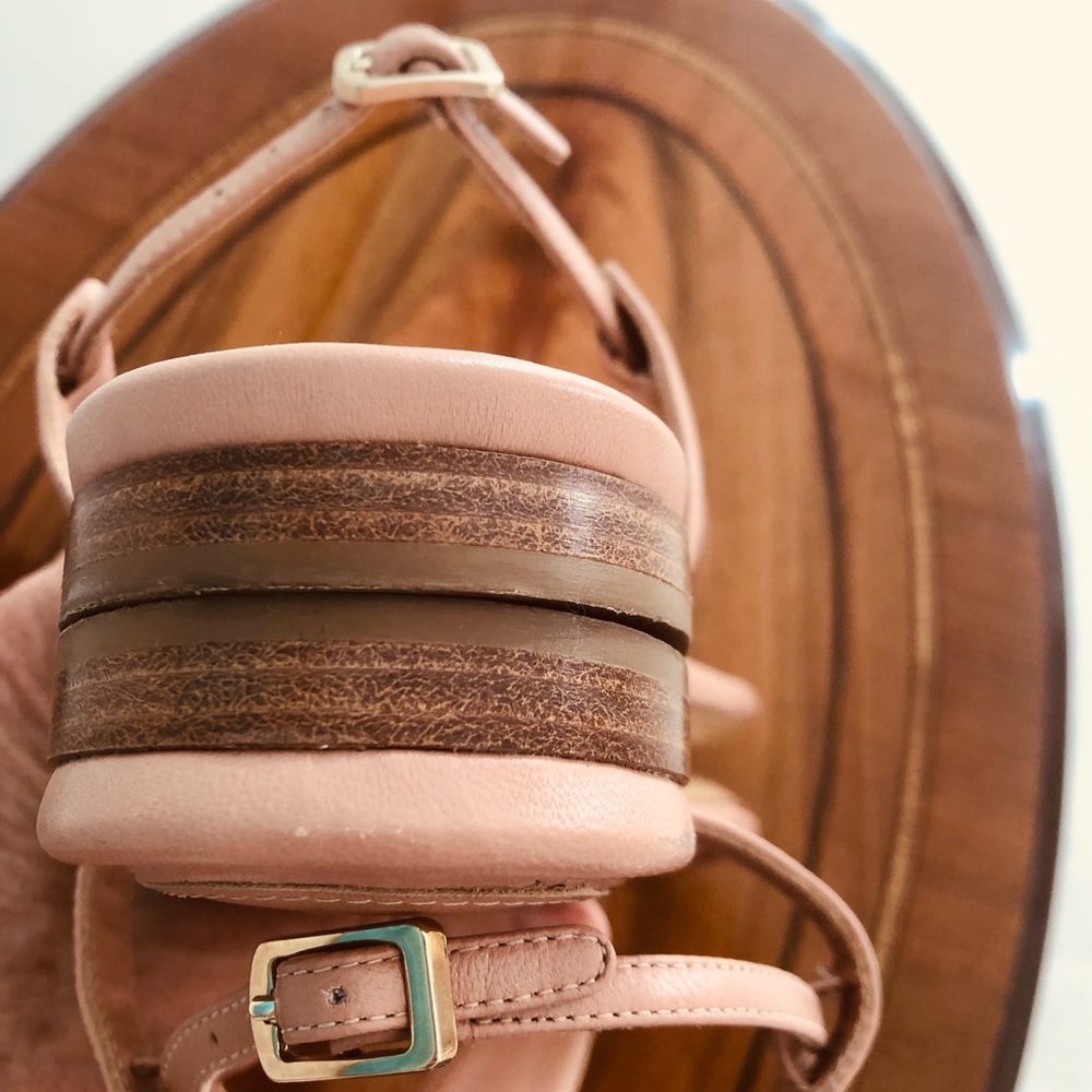 Salvatore Ferragamo Tahiti Blush Pink Leather Sandals with Gold Chain Detail - Picture 8 of 12